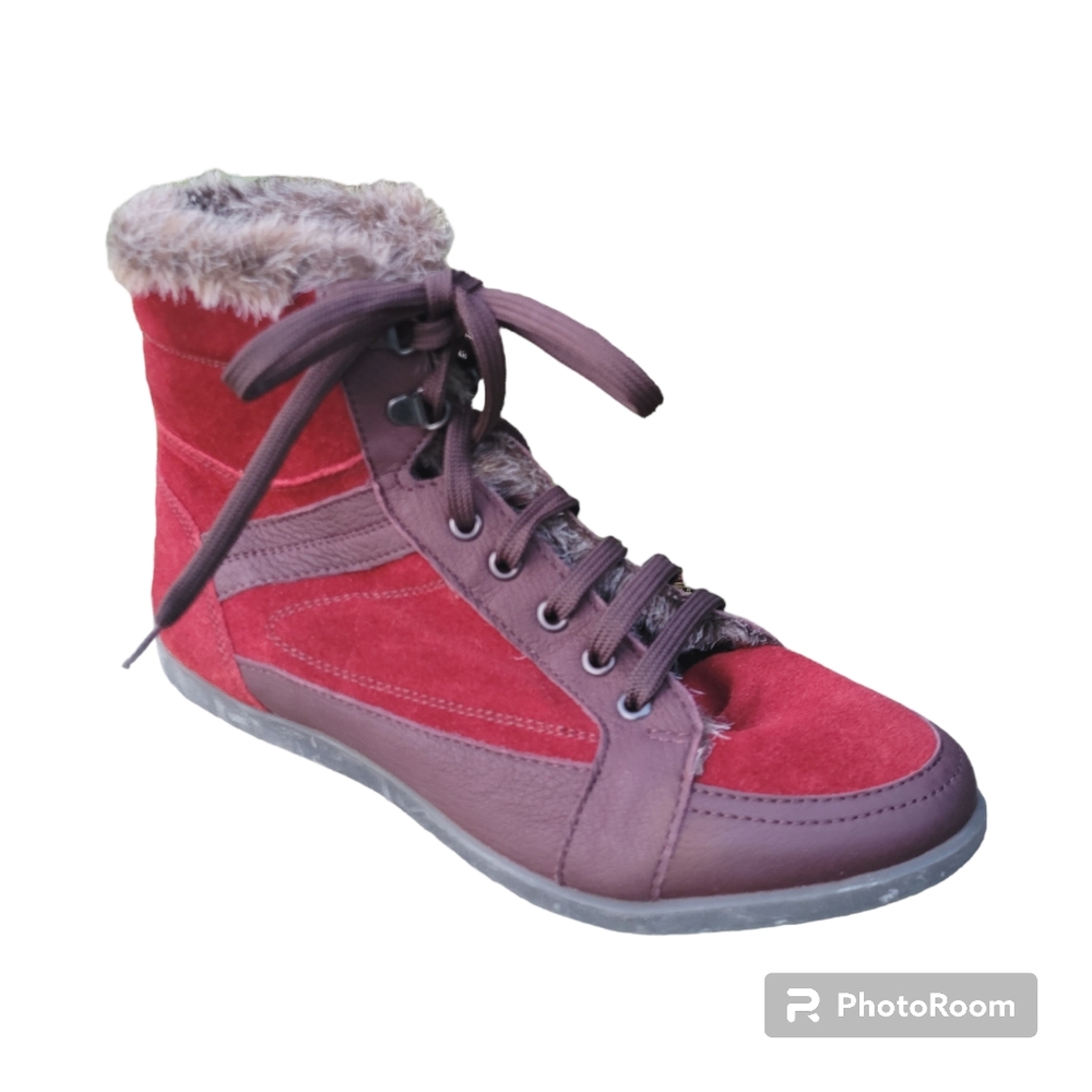 BATA European Suede soft booties with faux fur trim in red size 8